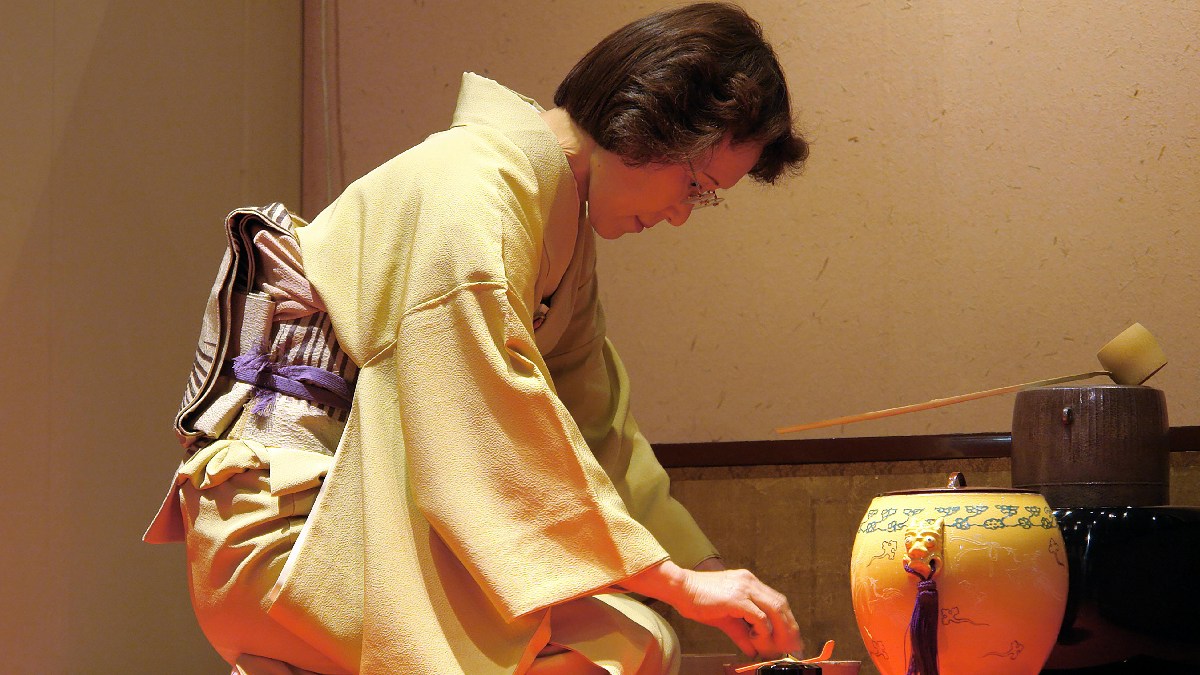 O matcha é o chá em pó usado no ritual tradicional japonês, citado como uma herança mantida em Bastos desde 1953 (Foto: autor indicado na página da imagem / Pexels)