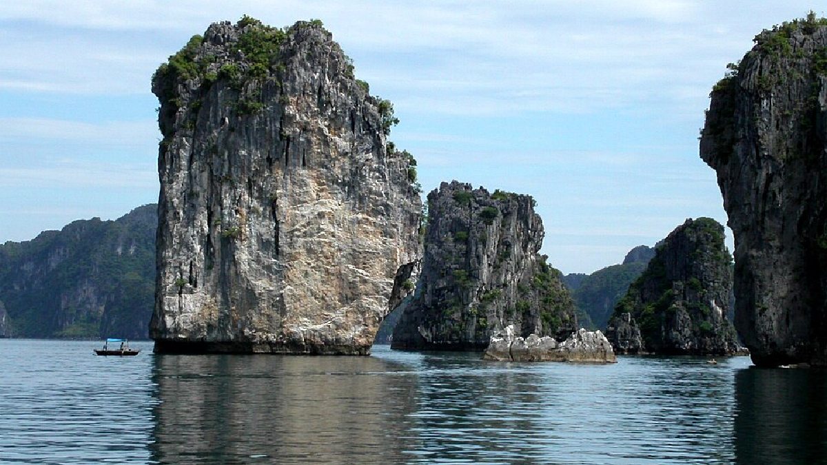 As magníficas estruturas rochosas da baía de Ha Long (Foto: Thomas Hirsch / User:Ravn / Wikimedia Commons)