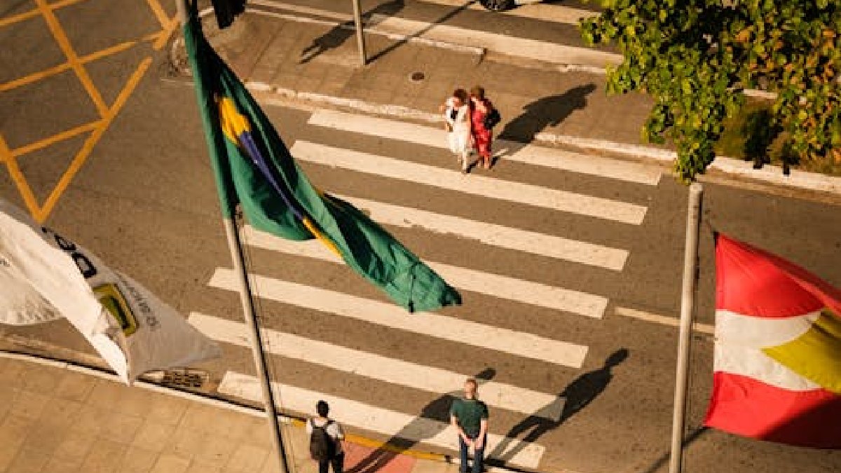 Para não ser considerada ilegal, a travessia deve ser feita dentro de 50 metros de uma faixa de pedestres (Foto: Junior Bastos / Pexels)