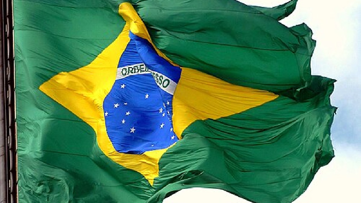 A lei permite o uso da Bandeira Nacional em manifestações de sentimento patriótico, mas também veta usos considerados impróprios, como transformá-la em roupagem (Foto: José Cruz/ABr / Wikimedia Commons)