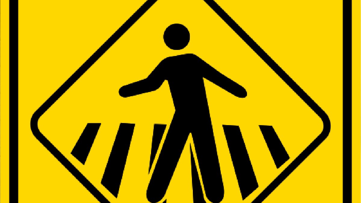 O Código de Trânsito Brasileiro prevê regra também para pedestres; cruzar a pista fora da faixa, passarela ou passagem própria pode gerar multa administrativa (Foto: Fry1989 / Wikimedia Commons)