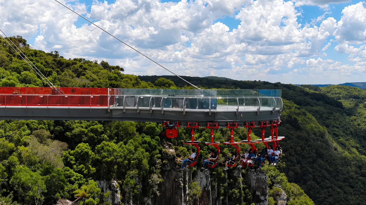 Ainda dentro do campo da adrenalina, o Skyglass Canela possui plataformas de vidro acima do despenhadeiro com atrações exclusivas (Foto: 3em3 / Reprodução / YouTube)