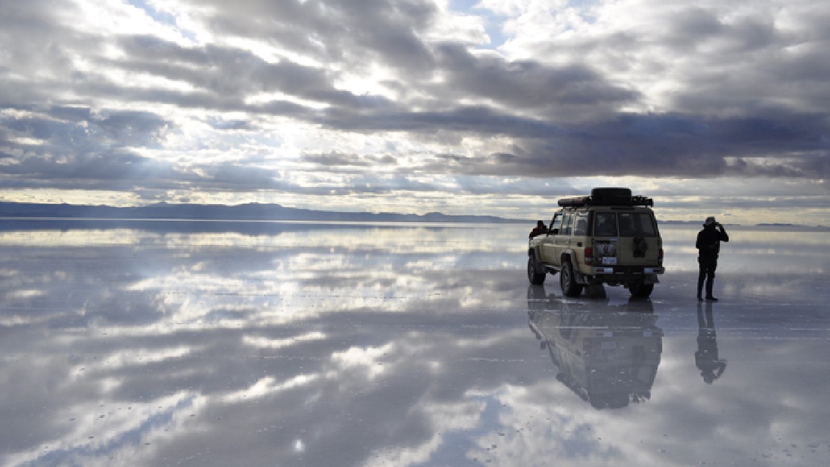 Reflexos no Salar de Uyuni durante o nascer do sol; a planície salina boliviana é a maior do planeta (Foto: Marquex bol / Wikimedia Commons)