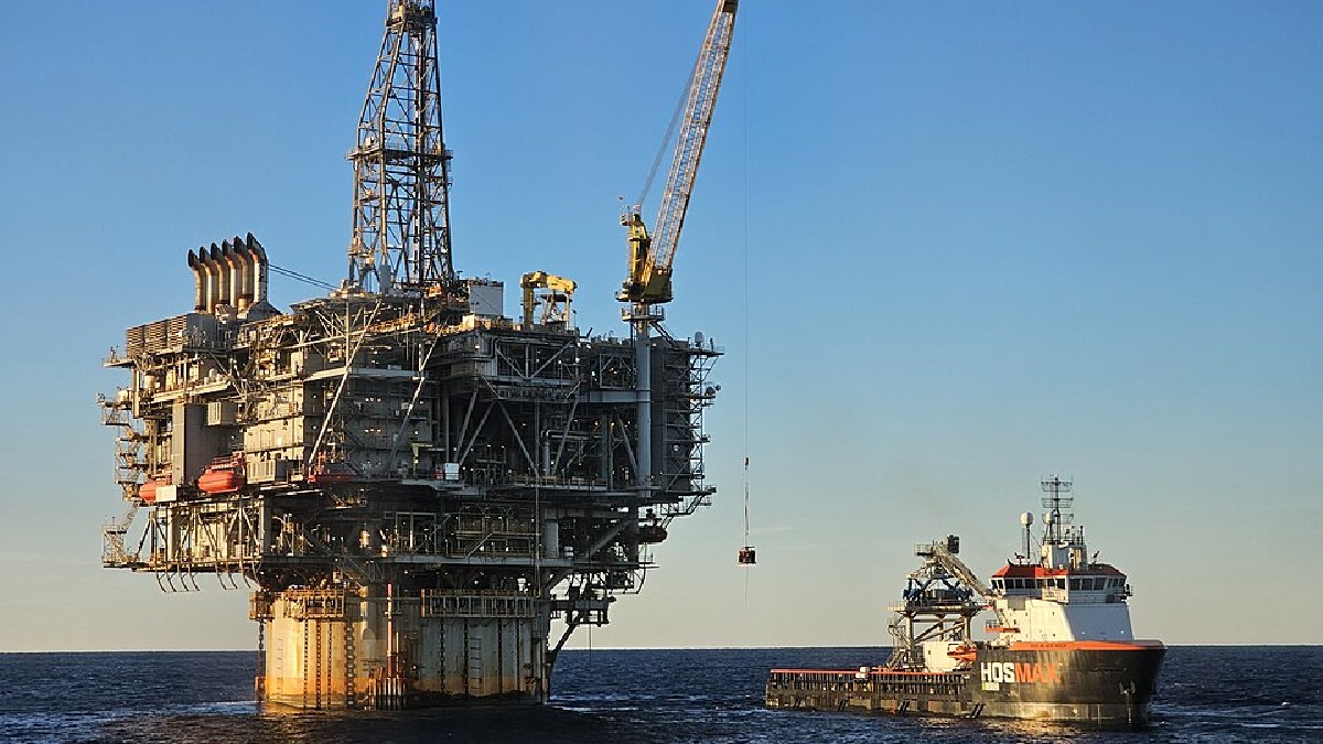Royalties de petróleo são uma compensação financeira paga por empresas que produzem petróleo e gás natural. O valor é recolhido mensalmente e distribuído entre União, estados e municípios, conforme regras definidas pela legislação e pela Agência Nacional 