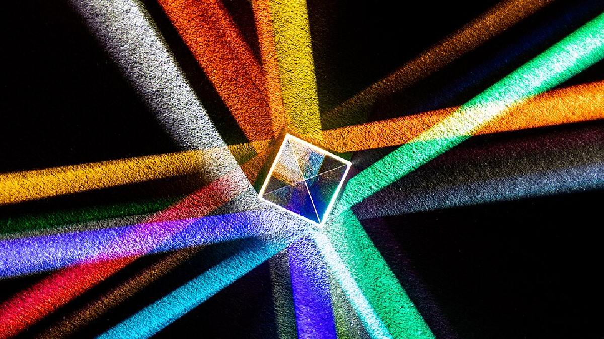 O controle de como a luz é refletido na estrutura molecular do tecido atua diretamente na percepção de cor que é absorvida pelos nossos olhos