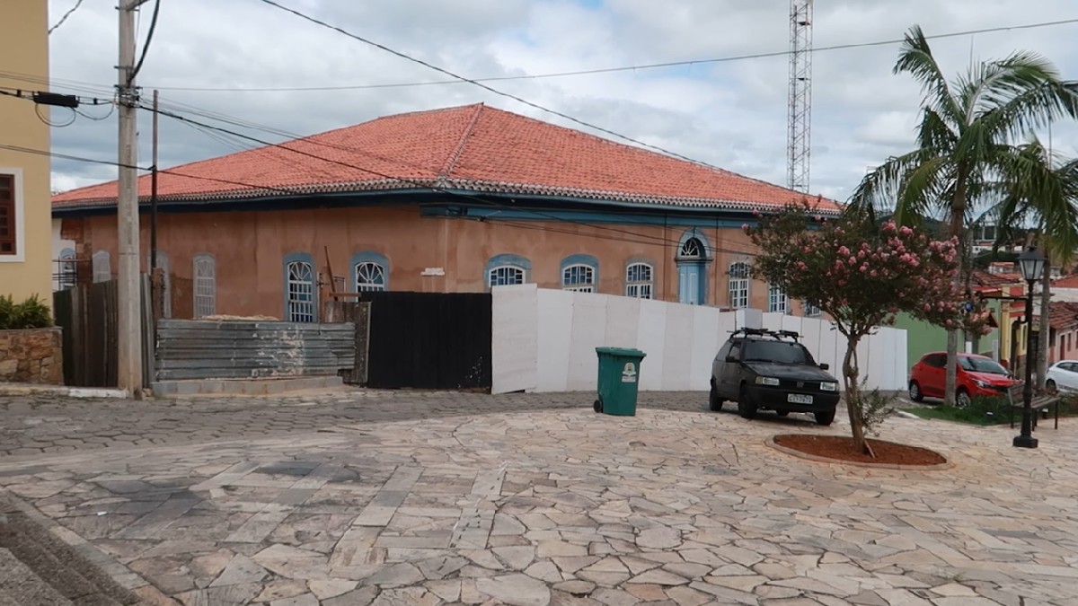Construído no período imperial, com paredes de taipa, ele ainda preserva elementos internos e hoje abriga a Câmara Municipal (Foto: Reprodução / YouTube / Bora Viajar pelo Mundo)