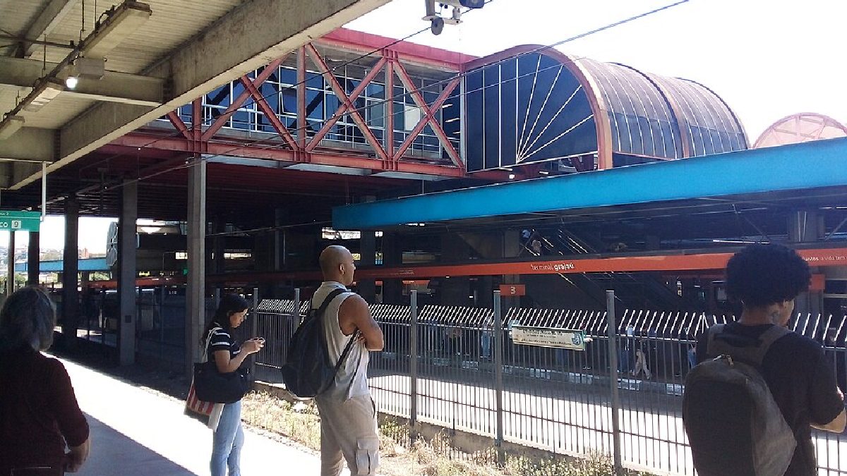 A modalidade que inclui tanto ônibus quanto trilhos sai por R$ 411,13 (Foto: LuanCampSouza93 / Wikimedia Commons)