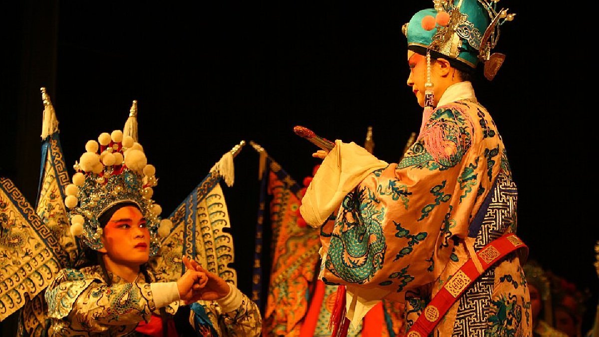Cidade também é palco de expressões culturais, como a tradicional Ópera Sichuan (Foto: Davidmcbride / Wikimedia Commons)