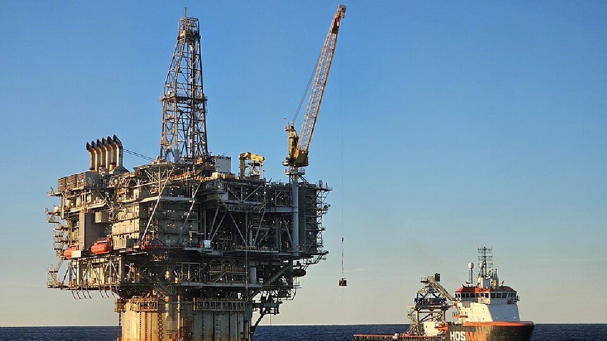 De um lado, a petrolífera e parcela significativa da administração pública argumentam sobre os benefícios econômicos e alta arrecadação da operação (Foto: GuavaTrain / Wikimedia Commons)