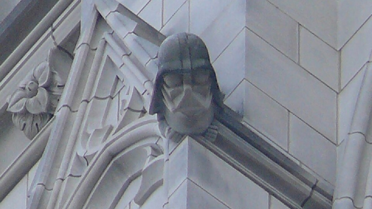 Nos Estados Unidos, a Catedral Nacional de Washington ficou famosa por incorporar uma figura de Darth Vader entre seus grotescos (Foto:     Cyraxote / Wikimedia Commons)