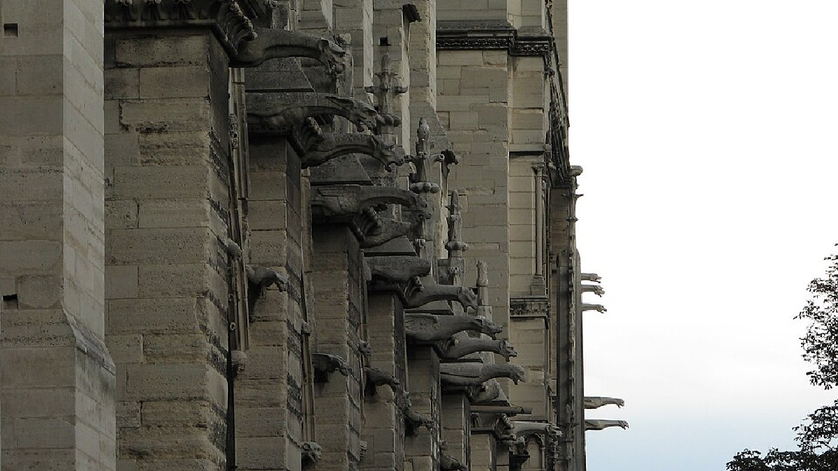 A palavra "gárgula" tem relação com a ideia de garganta e gargarejo. A origem é associada ao francês gargouille, termo ligado ao som da água passando por um canal estreito (Foto: Milvus~commonswiki / Wikimedia Commons)