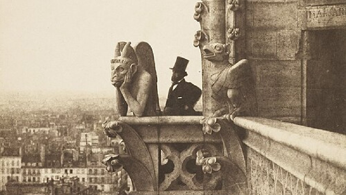 Dentre todas, a mais famosa é a Le Stryge, localizada na Catedral de Notre-Dame, uma quimera decorativa criada no contexto da restauração do século 19 (Foto: Charles Nègre / Wikimedia Commons)