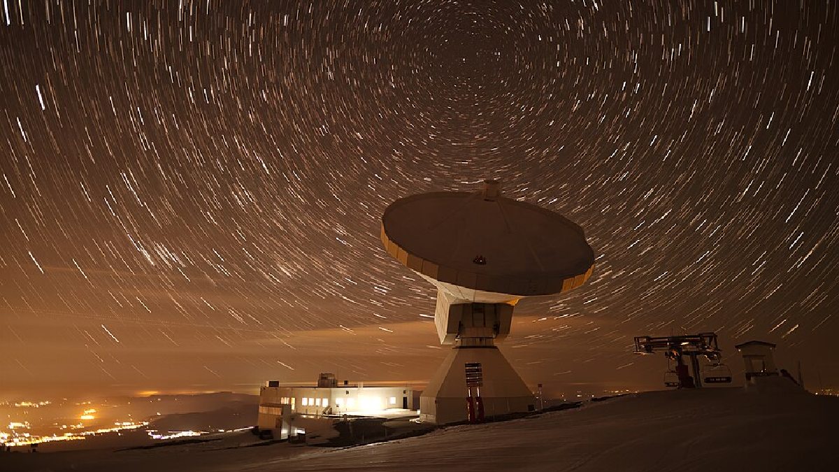 O radiotelescópio de 30 metros do IRAM, na Sierra Nevada, é usado para mapear ondas milimétricas vindas de galáxias e nuvens interestelares (Foto: IRAM-gre / Wikimedia Commons)