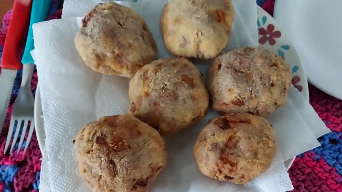 Os maias são bolinhos de carne típicos da culinária mineira caipira (Foto: Dicas e Receitas da Katia / Reprodução / YouTube)