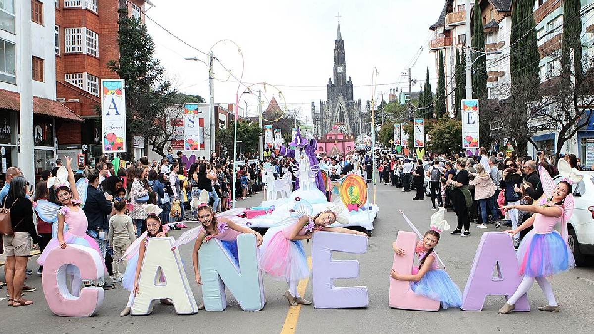 Nos tradicionais desfiles de Páscoa da cidade, a igreja em formato de castelo forma uma aura de contos de fadas ao estilo Disney (Foto: Secretaria Especial da Cultura do Ministério da Cidadania)