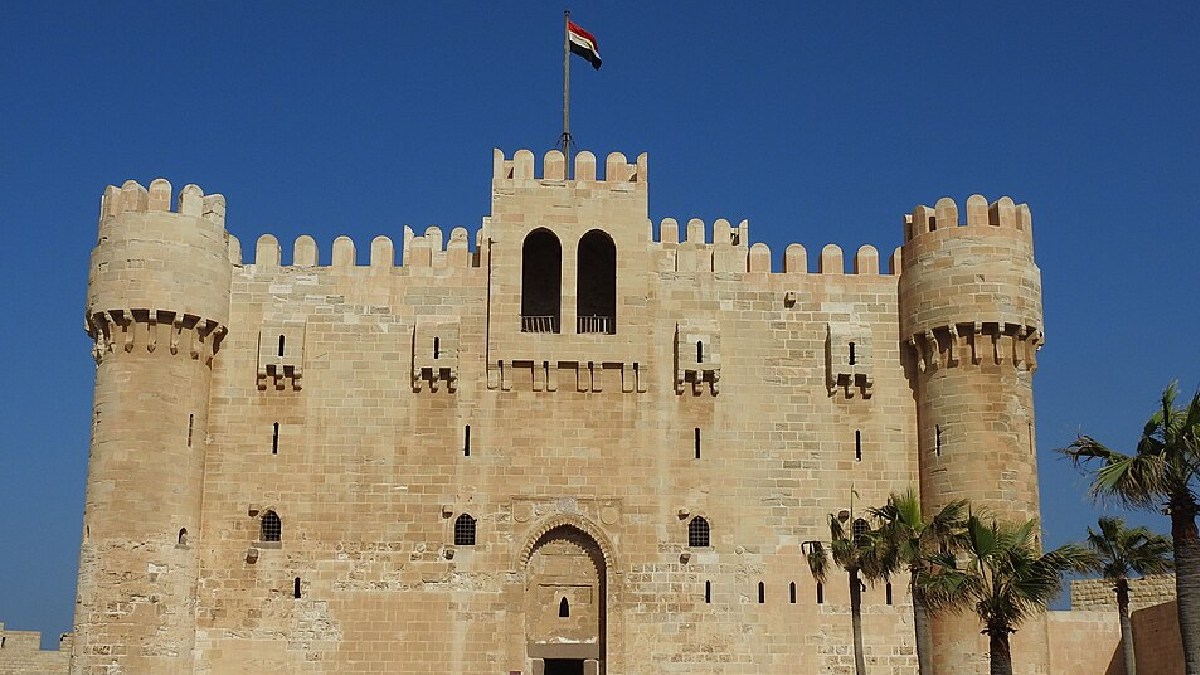Suas pedras foram reutilizadas na Cidadela de Qaitbay, e restos submersos foram redescobertos por arqueólogos no porto de Alexandria (Foto: Cecioka / Wikimedia Commons)