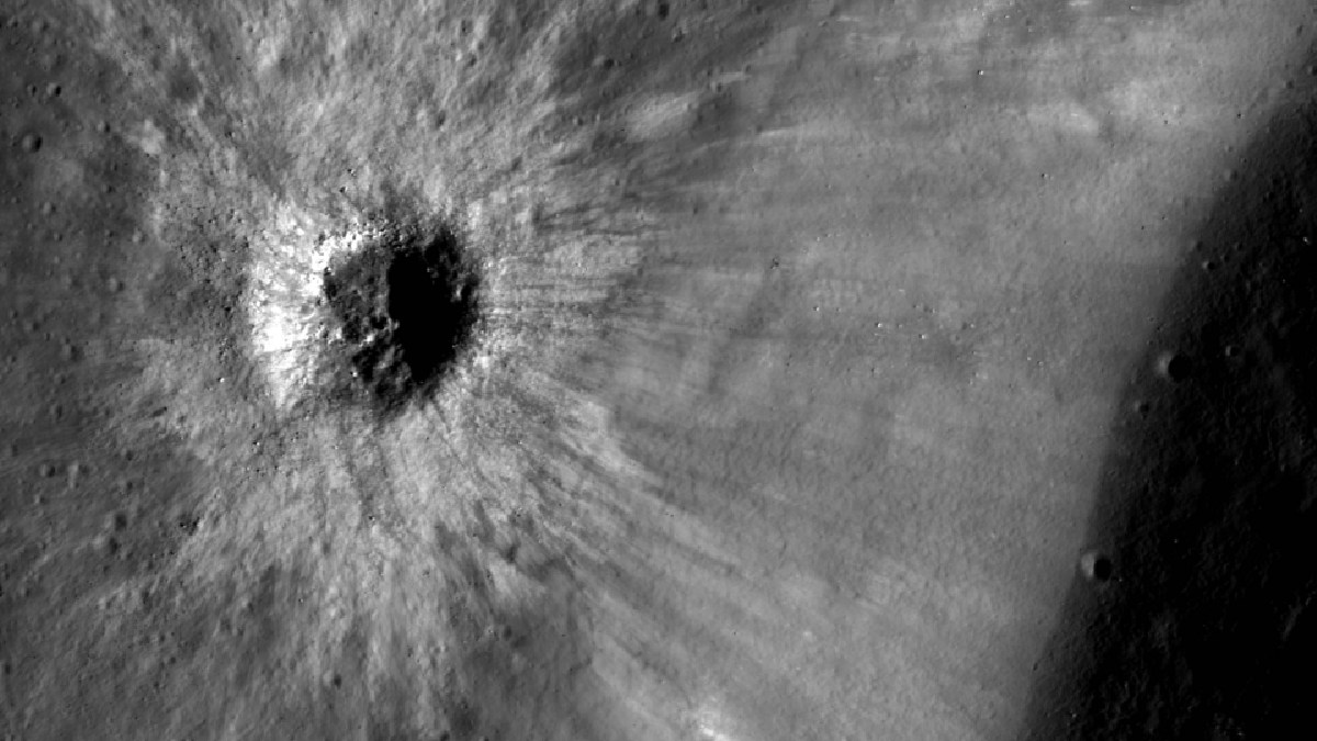 Registro da cratera Komarov também demonstra os sinais de uma cratera recente (Foto: NASA/GSFC/Arizona State University)