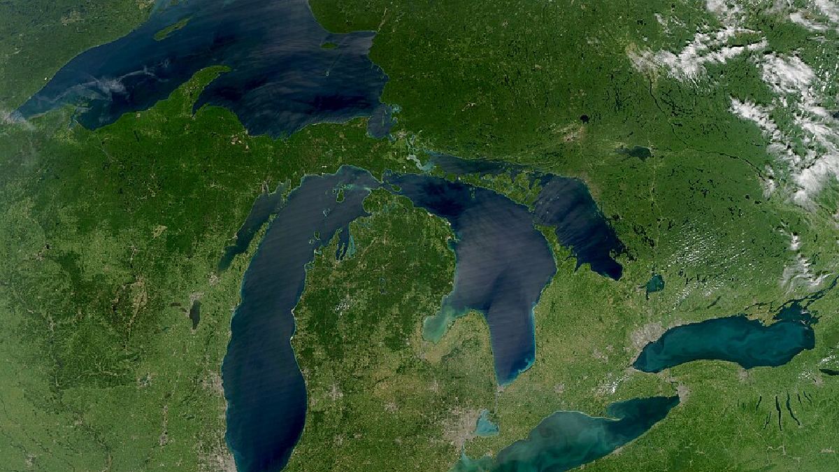 Um exemplo famoso foi o rift que quase dividiu o antigo continente Laurentia há cerca de 1,1 bilhão de anos, mas parou antes de formar um oceano. Atualmente, essa área abriga os Grandes Lagos dos Estados Unidos (Foto: NASA / Wikimedia Commons)