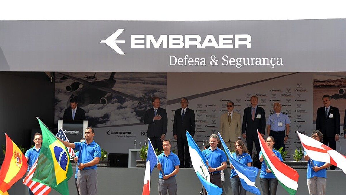 Parte da qualidade de vida é movida pela robusta indústria aeronáutica local, liderada pela gigante nacional Embraer (Foto: Ministério da Defesa / Wikimedia Commons)