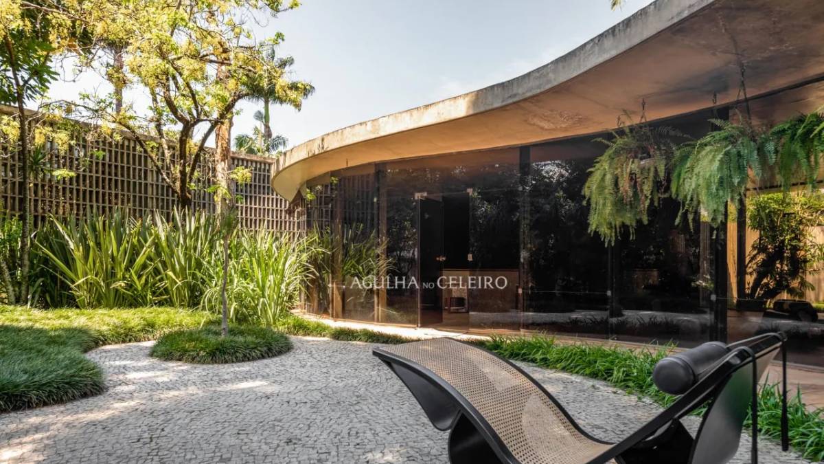 Mais do que uma residência de alto padrão, a única casa projetada por Oscar Niemeyer em São Paulo chama atenção por representar uma verdadeira obra de arte habitável