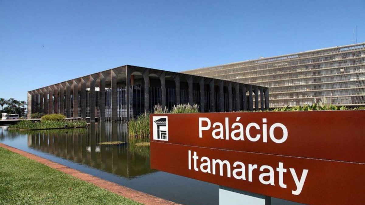 O Palácio do Itamaraty, sede da diplomacia, combina a força do concreto com a leveza de um jardim aquático que envolve toda a estrutura. Reprodução/Agência Brasil