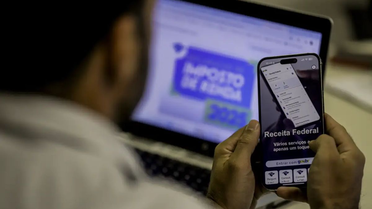 O acesso aos serviços da Receita Federal pode ser feito pelo celular, facilitando a consulta de pendências e o envio da declaração. Joédson Alves/Agência Brasil