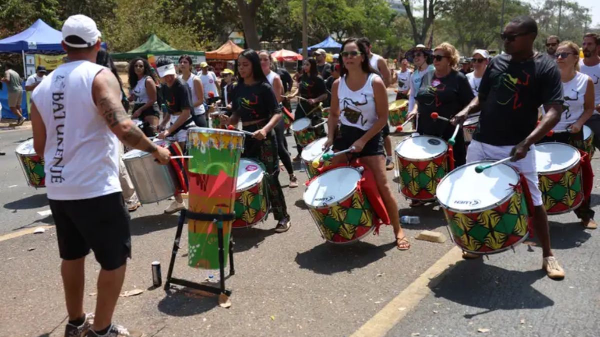 As manifestações percussivas e artísticas reforçam o papel do Eixão do Lazer como um espaço de resistência e patrimônio cultural vivo. José Cruz/Agência Brasil
