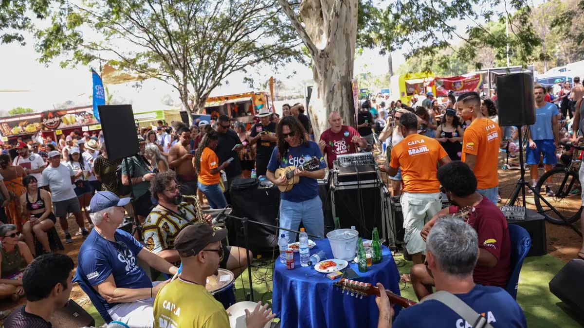 O tradicional "Choro no Eixo" é um dos eventos que dão o tom musical ao Eixão do Lazer, unindo gerações em torno da música brasileira. José Cruz/Agência Brasil