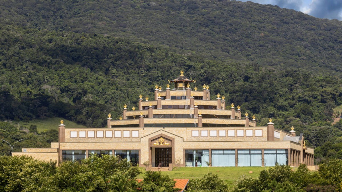 Centro de Meditação Kadampa Brasil: Reconhecido como o maior templo budista Kadampa focado na paz mundial, exibe uma arquitetura única na cidade de Cabreúva. O exuberante local é ideal para quem busca abandonar aflições mentais e cultivar a compaixão no dia a dia. Foto: Divulgação