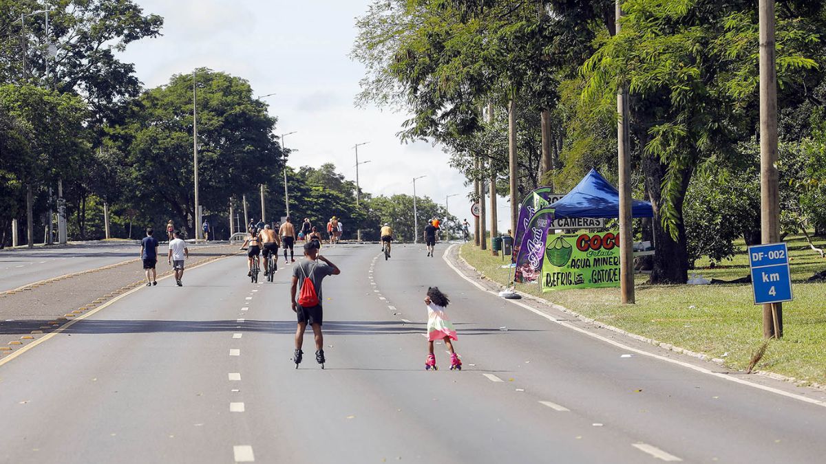 A prática de esportes sobre rodas, como o patins, encontra no asfalto liso do Eixão do Lazer o cenário ideal para o lazer de domingo. Lúcio Bernardo Jr./Agência Brasília