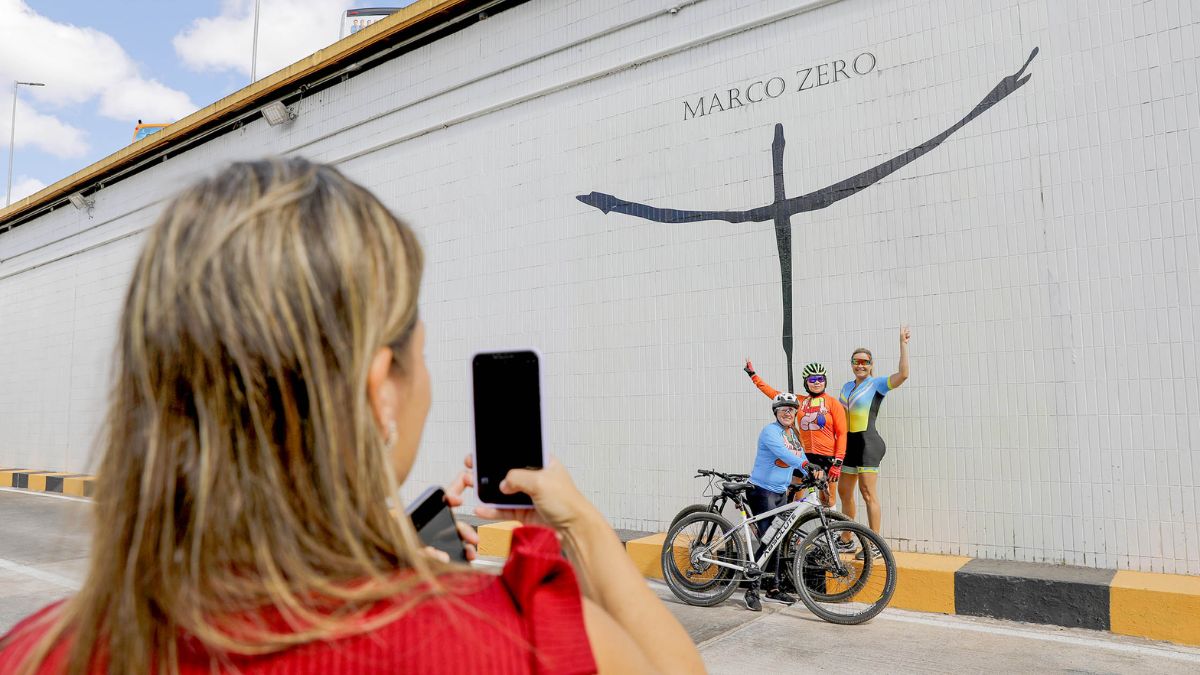 Turistas e moradores aproveitam o Eixão do Lazer para registrar fotos no Marco Zero, ponto simbólico que marca o início da construção da cidade. Lucio Bernardo Jr/Agência Brasília