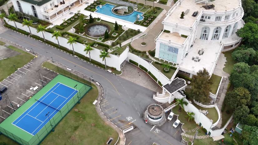 Imóvel de luxo tem heliporto, hangar, 14 banheiros e uma suíte master, que sozinha possui 1,2 mil metros quadrados e conta com um enorme closet.