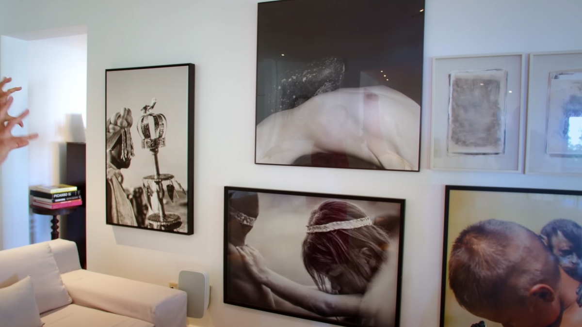 Com um "museu particular", o acervo artístico é uma das partes principais da residência - (Reprodução/Casa Vogue Brasil)