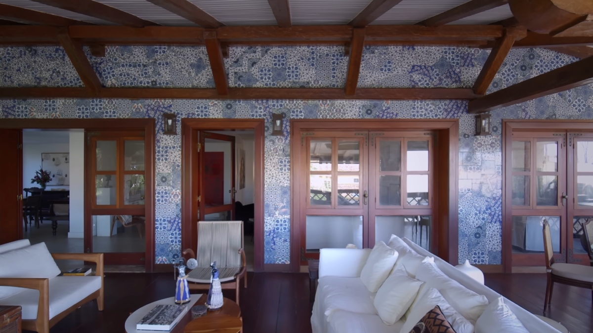 A estrutura original foi praticamente reconstruída para adotar um layout que privilegia materiais típicos da arquitetura colonial brasileira, como pedras naturais, azulejos portugueses e o mármore Bege Bahia - (Reprodução/Casa Vogue Brasil)