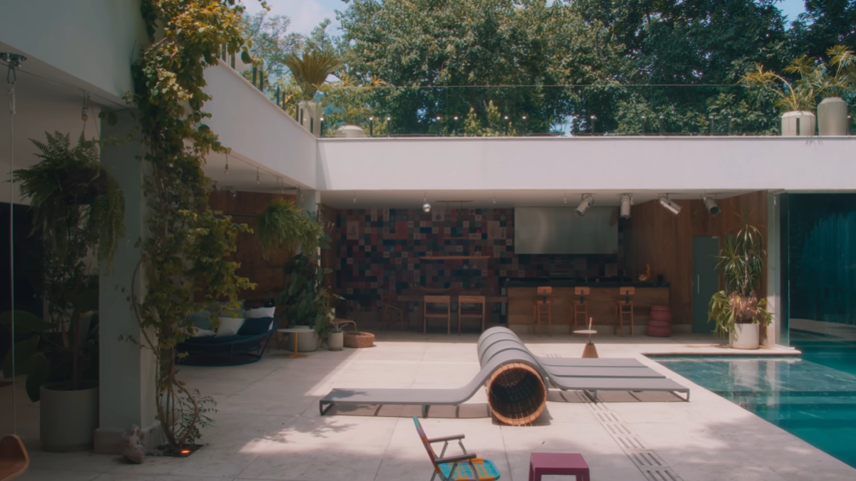 A mansão está localizada nas proximidades do Jardim Botânico, no Rio de Janeiro.