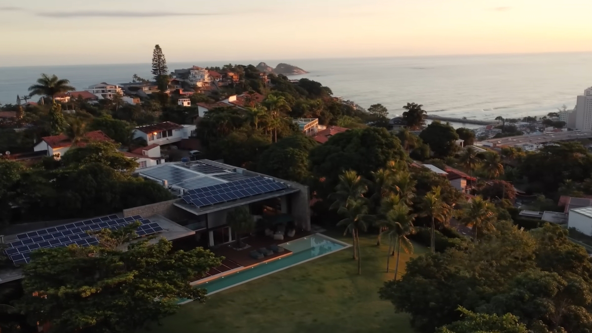 Imóvel recebeu um desconto de R$ 150 milhões, podendo ser comprado agora por "apenas" R$ 100 milhões. - (Fotos: Reprodução/YouTube)
