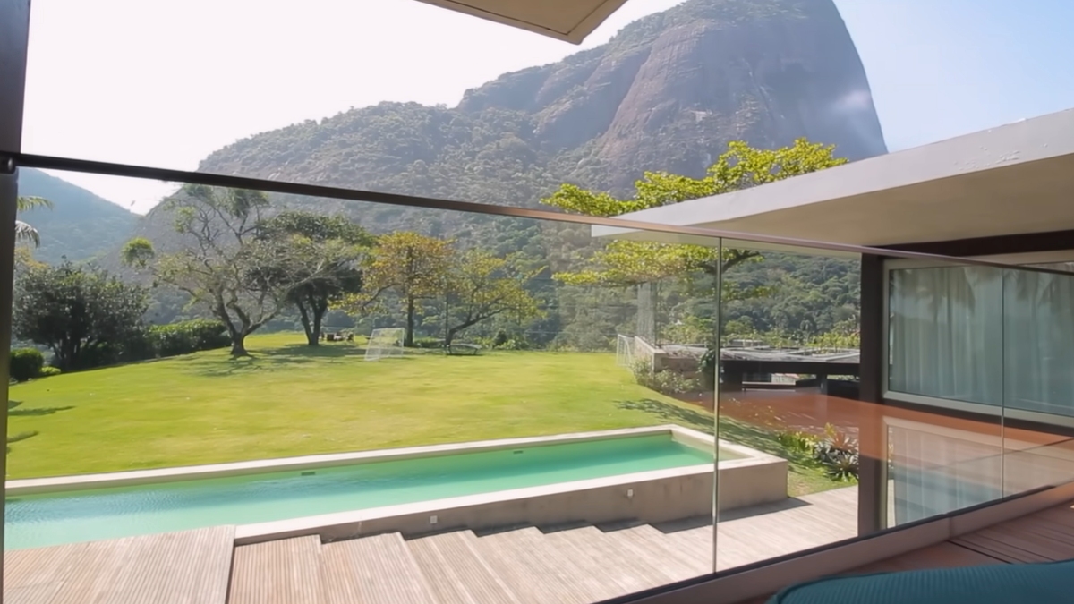 Além de luxuosa, o Joá é um dos bairros mais reservados do Rio de Janeiro, localizado na zona oeste da cidade, entre São Conrado e a Barra da Tijuca.