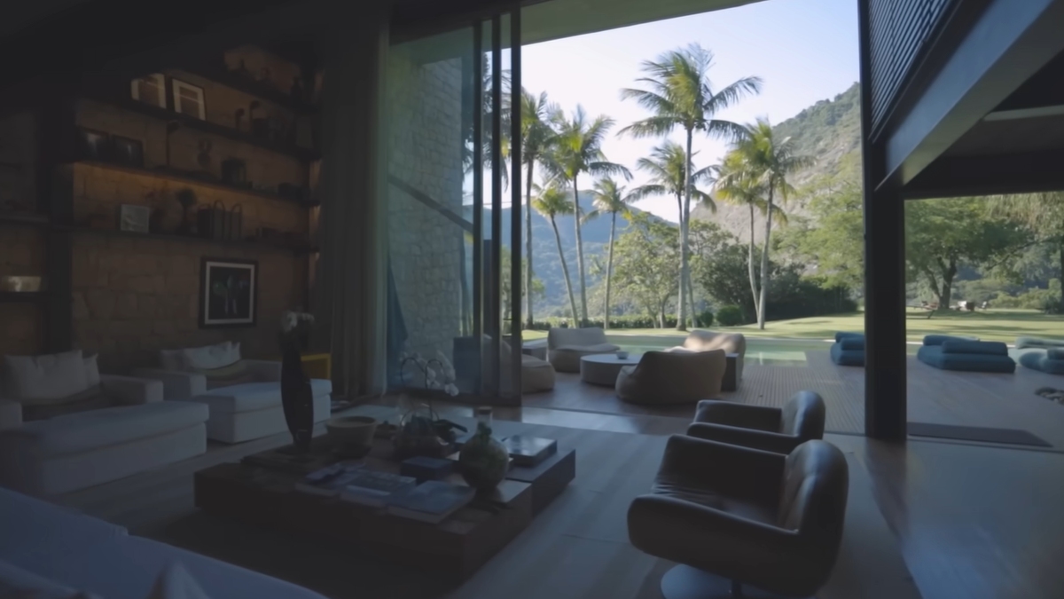 A propriedade, construída para uso da família, inclui áreas amplas de lazer, espaços integrados de convivência e acabamento inspirado em resorts internacionais, características que contribuíram para que o imóvel atingisse cifras recordes no setor.