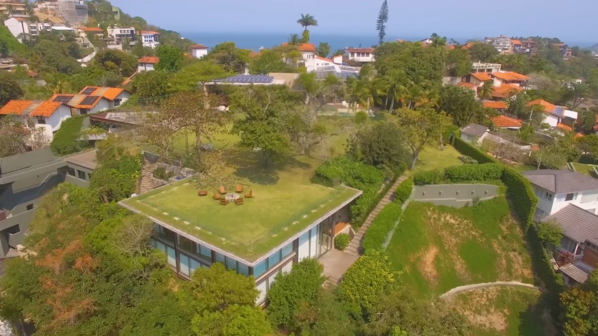 Localizada em um dos bairros mais luxuosos do País, a mansão foi listada inicialmente por R$ 250 milhões em 2024, podendo ser avaliada por R$ 280 milhões por alguns especialistas da época.