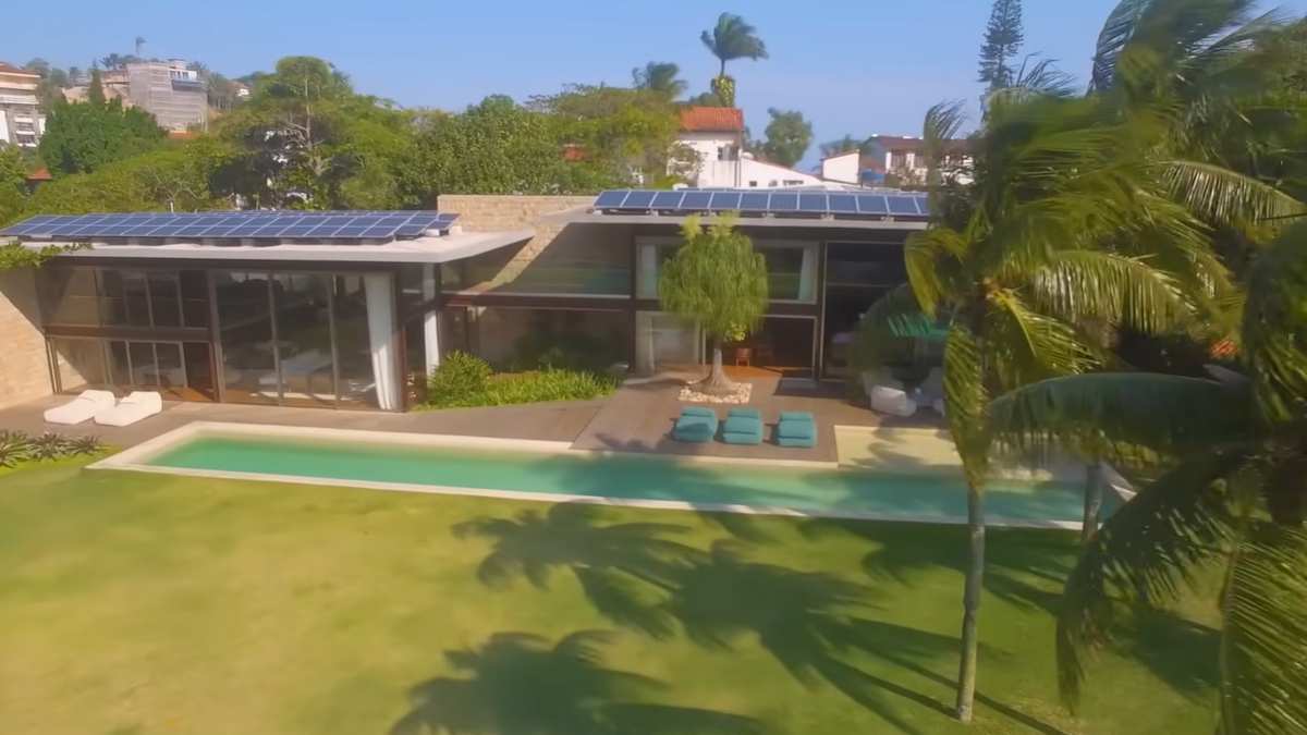 São 6 mil metros quadrados que contam com jacuzzi, área para minigolfe, cinema, boate, academia e uma piscina semiolímpica.