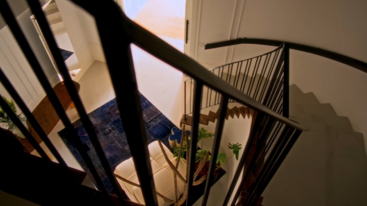 Casal transformou o imóvel que contava inicialmente com 1,2 mil m² em uma suntuosa propriedade de 1,8 mil metros quadrados para alinhar o espaço ao seu estilo de vida e necessidades profissionais - (Reprodução/YouTube Casa Vogue Brasil)