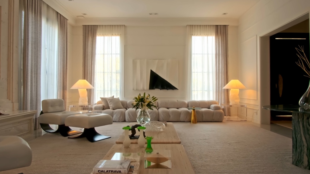 Thyane dedicou-se ao refinamento de cada detalhe da decoração, como a escolha por peças icônicas que trouxessem aconchego aos ambientes - (Reprodução/YouTube Casa Vogue Brasil)