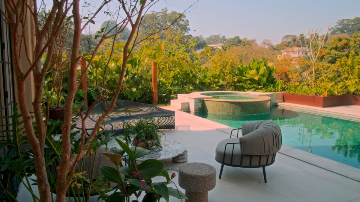 Casa tem uma estética leve integrando-se a uma piscina de destaque e ao verde do condomínio, que foi o que primeiro encantou Thyane na escolha da propriedade - (Reprodução/YouTube Casa Vogue Brasil)