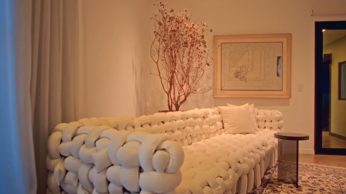 Estrutura é dividida em três pavimentos e conta com cinco suítes amplas para acomodar a família - (Reprodução/YouTube Casa Vogue Brasil)