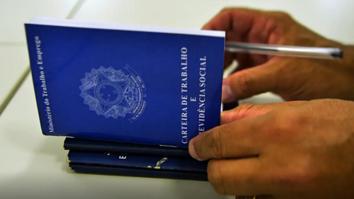 A desvinculação do teto de renda em relação ao salário mínimo real restringe o acesso ao pagamento. Marcello Casal/Agência Brasil