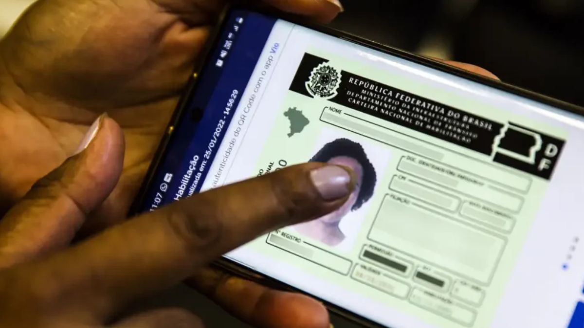 Para motoristas idosos que exercem atividade remunerada, como este taxista, a renovação da CNH exige também uma avaliação psicológica detalhada, além do exame médico pericial. Marcello Casal Jr./Agência Brasil