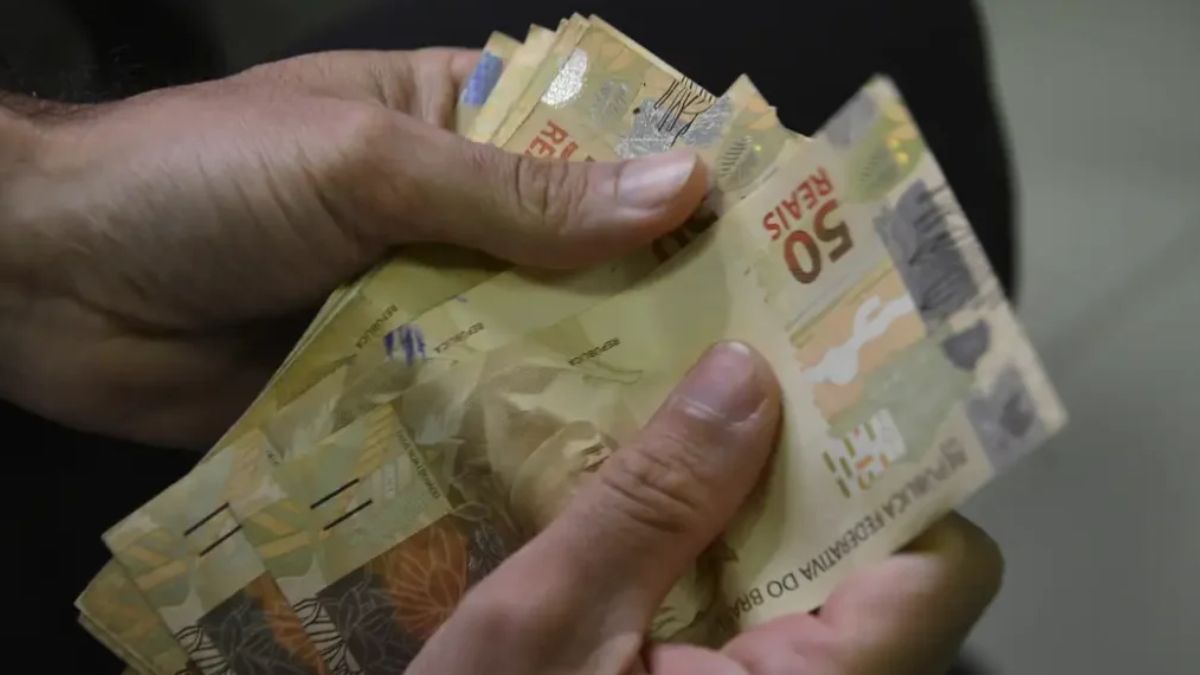 O novo teto do benefício ajuda a aliviar o orçamento doméstico de profissionais que atuam na linha de frente do serviço público. Marcello Casal Jr./Agência Brasil