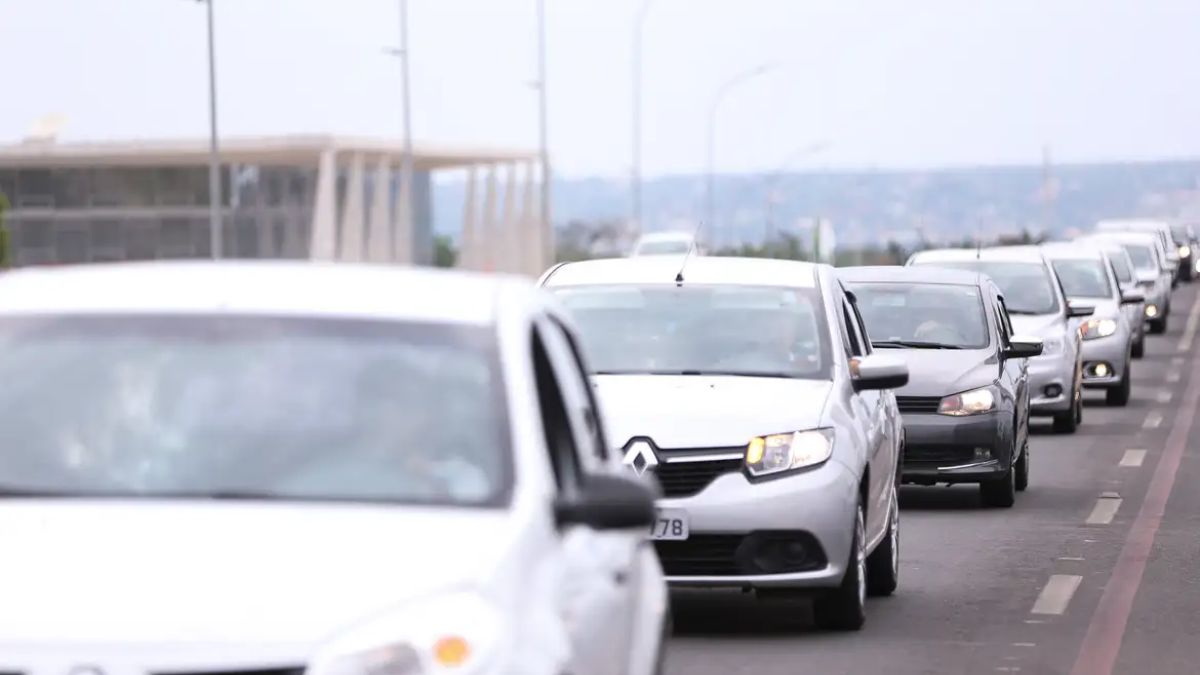 A fiscalização nas capitais foca em comportamentos típicos do transporte remunerado para checar a regularidade do documento. Marcelo Camargo/Agência Brasil