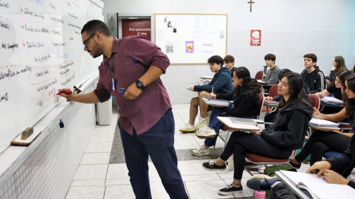 Mesmo com 17,8% dos docentes já aptos à aposentadoria em 2023, muitos permanecem em sala por falta de substitutos. O cenário pressiona os regimes estaduais de previdência, dos quais 85% já operam com déficit fiscal. Marcelo Camargo/Agência Brasil