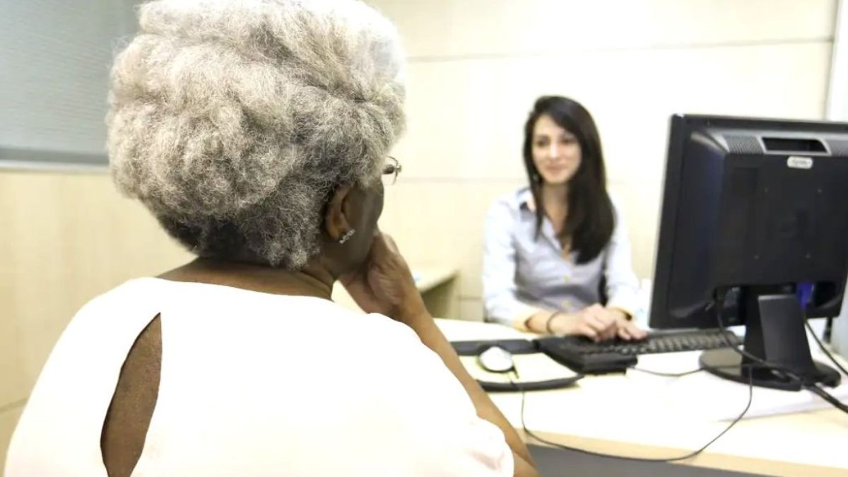 O atendimento especializado auxilia o idoso a declarar corretamente a parcela isenta de sua aposentadoria e o bônus por idade. Marcelo Camargo/Agência Brasil